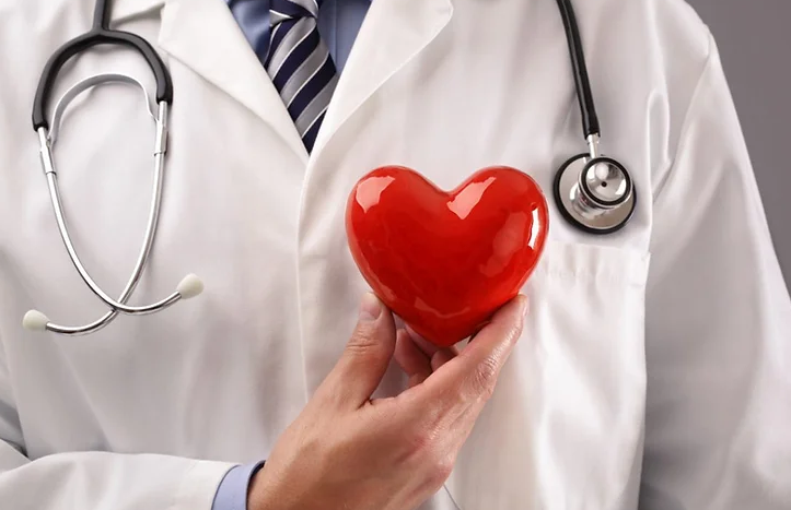 15 sintomas de problemas no coração que exigem uma consulta médica